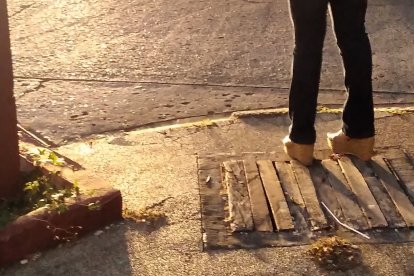 Las tapas de madera también son un peligro, porque estas pueden aflojarse.