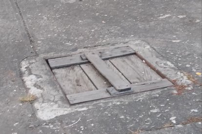 En la avenida Eloy Velásquez se pueden apreciar varias tapas de madera, realizadas por los mismos moradores.