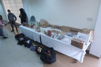 Las evidencias encontradas en los 18 bultos fueron presentadas por la Policía.