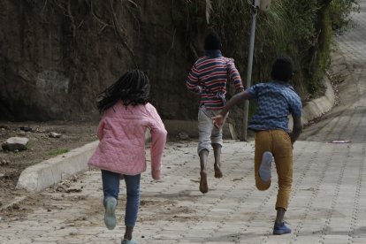 Los pequeños suelen jugar entre ellos.