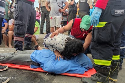 La madre del occiso no pudo contenerse ante la cruesl realidad.