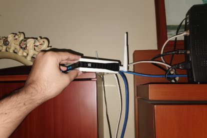 Cuando suele fallar la señal, los usuarios de casa suelen tratar de manipular los routers, aunque eso podría empeorar la situación.