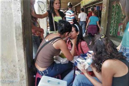 La práctica de ponerse brackets y otros servicios dentales en las calles, es tan común como reparar celulares sobre mesas en las veredas.