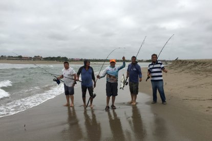 Tres amigos se encontraron con otros dos amantes del surf casting, en Chanduy. De ahí, juntos, se fueron a pescar a otra playa.