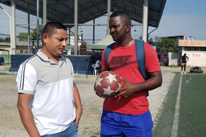 Gente del fútbol: Rolando Castro, ex Santa Rita, junto a Junior Ayoví, ex Emelec.