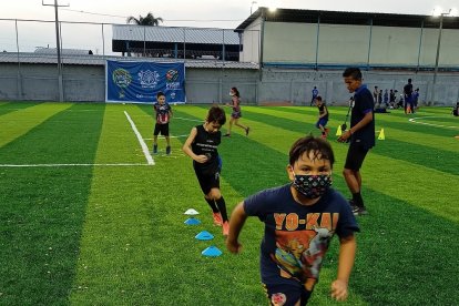 Decenas de niños acuden diariamente a la escuela de fútbol de Sauces 2.