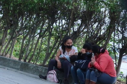 La madre de la niña (centro) llegó a la Fiscalía para asistir a la audiencia en contra de su pareja.