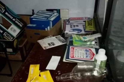 Una de las áreas revisadas por la policía en la dependencia donde operaban.