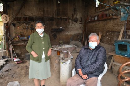 Su esposa Bertha Silva lo acompañó en varias de sus jornadas artesanales en el taller.
