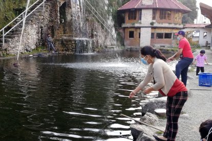 Los visitantes cancelan $ 3,50 por cada libra de trucha que puedan pescar.