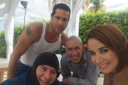 A Jairo lo abraza el actor Gregorio Pernia, conocido por su papel de Aurelio Jaramillo en la novela Sin senos sí hay paraíso.