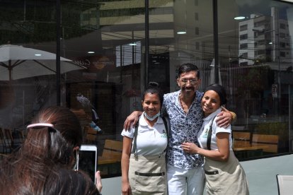 En la capital se topó con fanáticas que le pidieron tomarse fotografías.