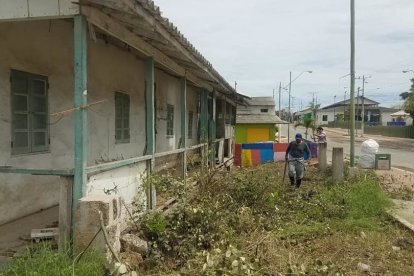 Las casas tipo campamento están abandonadas y a su alrededor ha crecido maleza.