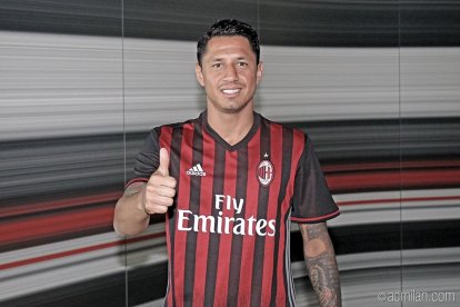 Gianluca Lapadula militó en el AC Milan en 2017, antes de llegar a la selección de Perú.
