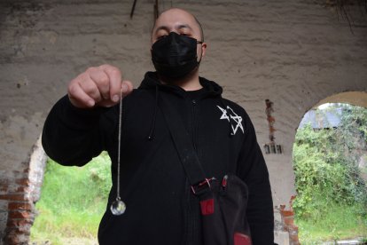 Mera muestra cómo el péndulo se mueve; si gira a la derecha significa que son malas energías.