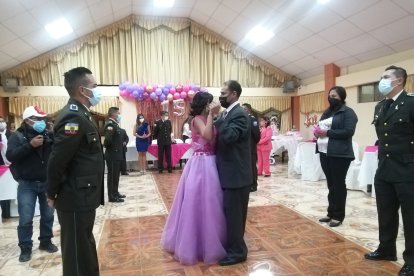 El vals con su padre fue uno de los momentos más esperados en la velada.