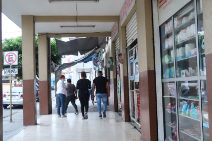 La madre de la bebita asesinada recibió el consuelo y el apoyo de sus familiares.