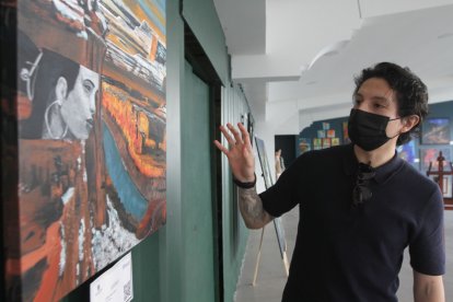 Camilo Trujillo pide a quienes se acercan a su cuadro que lo interpreten.