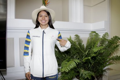 Marcela Cuaspud recibió el sombrero de paja toquilla en representación de los tricolores.