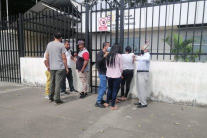 Familiares de las víctimas acudieron a la morgue local.