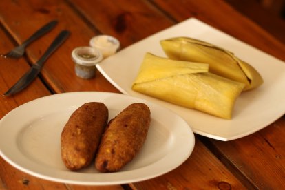 Sus productos los vende a partir de 10 unidades. Los corviches valen $10; humitas $15 dólares; hayacas y bollos $20.