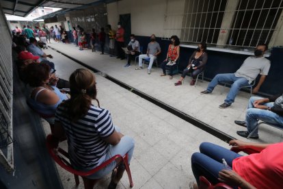 En la Escuela Clemencia Coronel, había personas que tenían más de cino horas esperando.