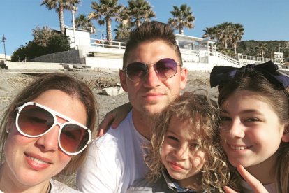 El argentino junto a su esposa Victoria, su hijo Dante y su hija Nina, en la playa de Sicilia.