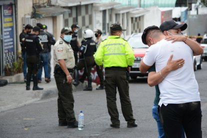 Parientes de la víctima se abrazaban mientras se hacían las investigaciones.