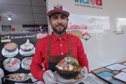 Alfonso León, dueño de La esquina del Chino, vende su plato desde $3 a $8.50 acorde a los mariscos que tenga la cazuela.