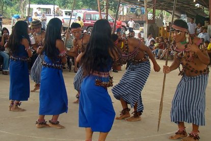 Las comunidades nativas comparten sus tradiciones, como los bailes.