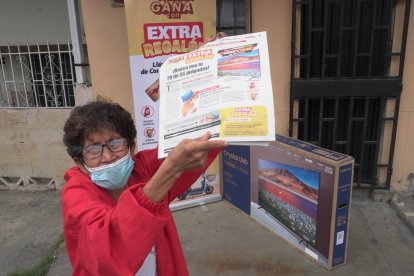 Con gran felicidad Julia muestra la página que le vino con la bendición del cielo.