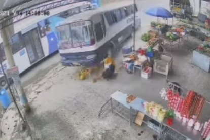 El hecho quedó registrado en el sistema de vigilancia del local.