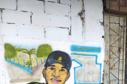 Diego Javier Flores Montoya, conocido como Caballo Garañón, fue dibujado en la pared de una cancha de la ciudadela Primavera 2.