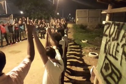 Presuntos miembros de bandas delictivas se reúnen en lugares poco concurridos. Atrás se lee ‘Zona Killer’.