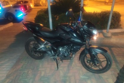 La moto robada en la que circulaba el ahora detenido.