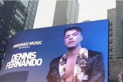 Su cara apareció en Times Square, de Nueva York.  Él está feliz.
