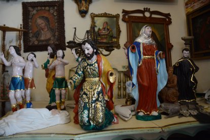 Su taller está lleno de esculturas, grandes y chicas, que requieren una ‘manita de gato’.