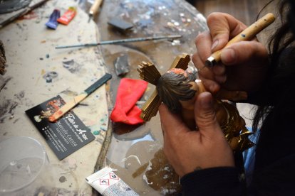 Con muchísima habilidad, el hombre hace su trabajo de manera que parece que las figuras cobraran vida.