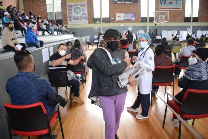 Una vez inmunizados, los canillitas salieron a seguir laborando.