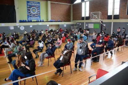 La vacunación se hizo en el coliseo de la Universidad Central delEcuador, en Quito.