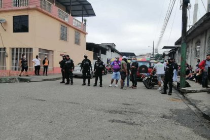 Agentes policiales se mantienen ‘moscas’ por la concurrencia.