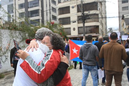 Abrazo esperanzador entre esposos, en Quito. Dijeron haber sido torturados por la revolución.