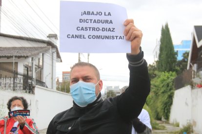 En hojas sencillas de papel bond fueron escritos pensamientos de los isleños.