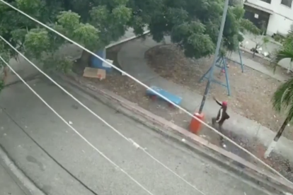 La víctima corre para salvaguardar su integridad.