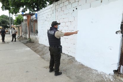 La primera semana de junio el rostro de un presunto sicario, Diego Flores, fue dibujado en la pared de Durán. Días después el Municipio pintó de blanco el muro.