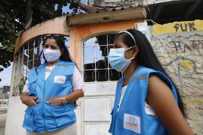 Alicia Sotamba y Silvia Balarezo forman parte de un grupo de 12 mujeres