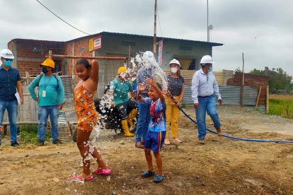 Niños juegan con el agua durante la apertura de las válvulas, por parte de autoridades y contratistas.