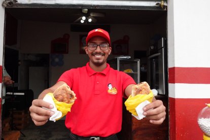 Tomás Plúas  hace tres años abrió el local heredado por su padre.