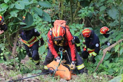 El Cuerpo de Bomberos de Quito realizó el rescate de los cadáveres.