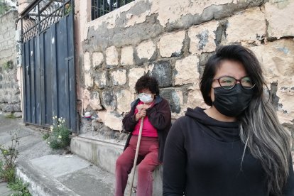Doña Olga y la dueña del gatito lloran por lo ocurrido.